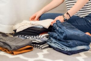 6 langkah cara merapikan lemari baju yang menumpuk