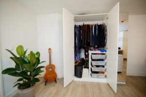 capsule wardrobe pria